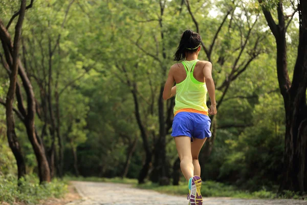 Jovem mulher fitness — Fotografia de Stock