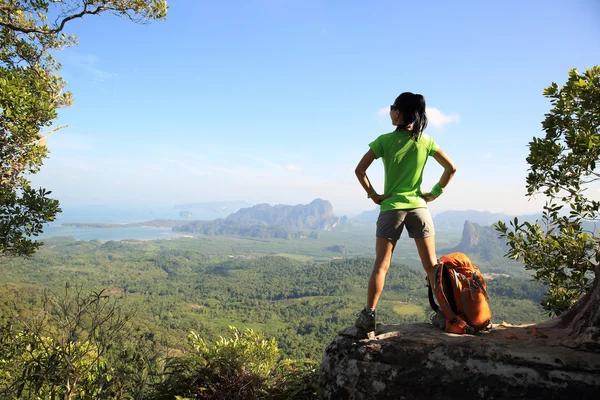 Mujer exitosa excursionista — Foto de Stock