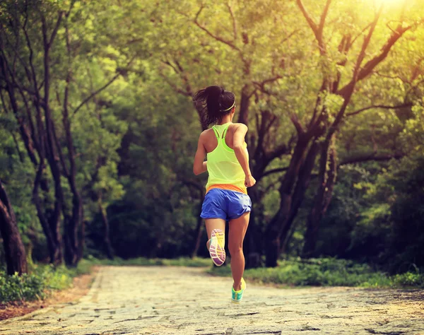 Jovem mulher fitness — Fotografia de Stock