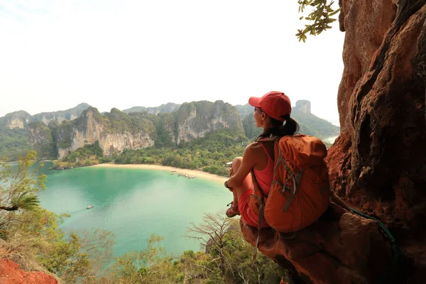 Mujer excursionista disfrutando de vista — Foto de Stock