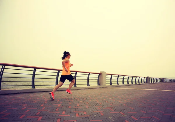 Jovem mulher fitness — Fotografia de Stock