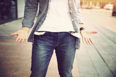 Cepleri boş bir adam