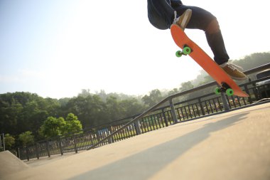 Genç kadın kaykaycı