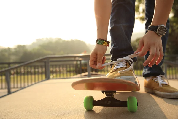 Skateboarder δεσμεύοντος κορδόνι — Φωτογραφία Αρχείου