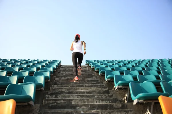 Jovem mulher fitness — Fotografia de Stock