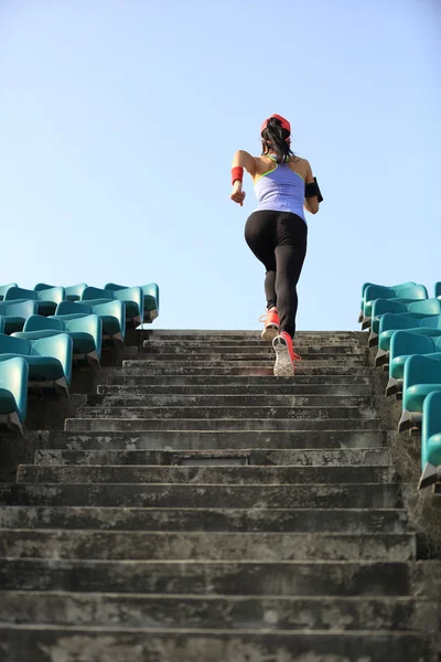 Jonge fitness vrouw — Stockfoto