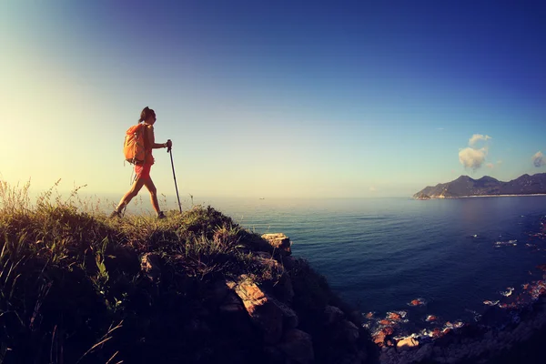 Mulher caminhante no nascer do sol — Fotografia de Stock