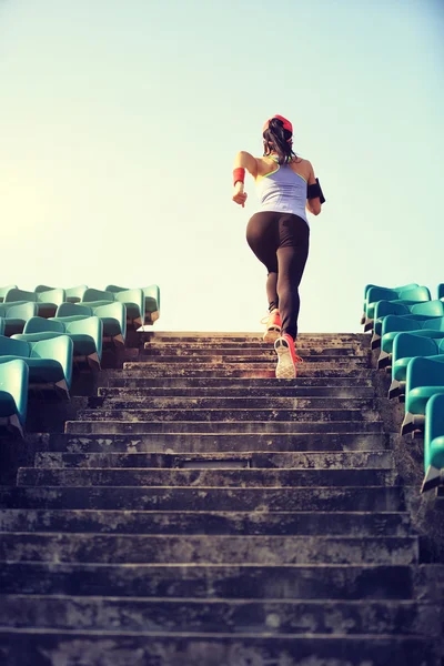 Junge Fitness-Frau — Stockfoto