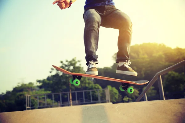 Young woman skateboarder — Stock Photo, Image