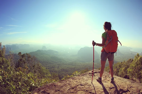 Mujer exitosa excursionista — Foto de Stock