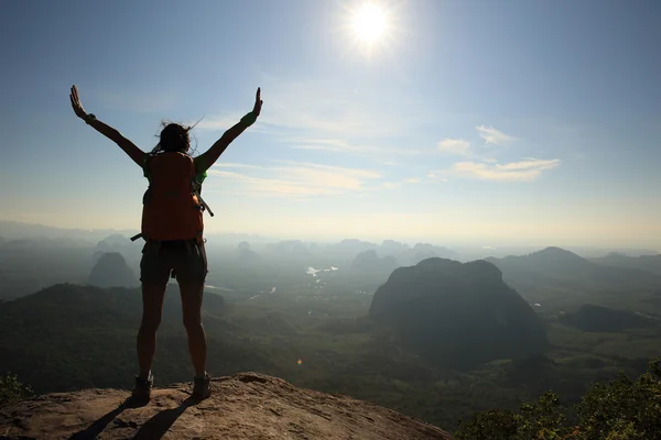 Cheering woman hiker — Stock Photo, Image