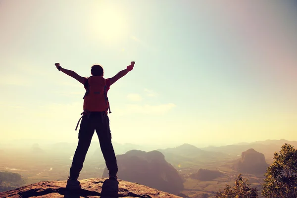 Cheering woman hiker — Stock Photo, Image