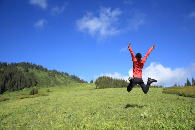 Başarılı kadın atlama tezahürat