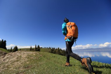 Genç kadın backpacker Hiking