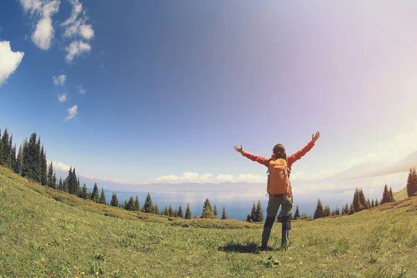 Succesvolle vrouw backpacker — Stockfoto