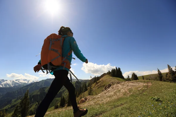 Νεαρή γυναίκα backpacker πεζοπορία — Φωτογραφία Αρχείου