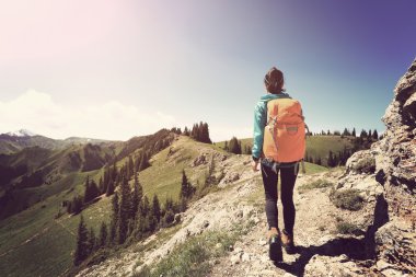 Genç kadın backpacker Hiking