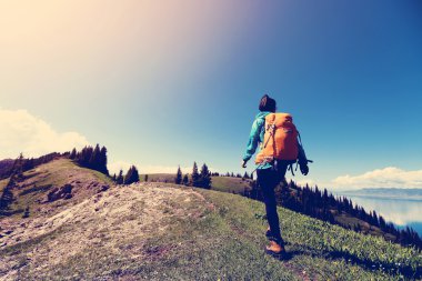 Genç kadın backpacker Hiking