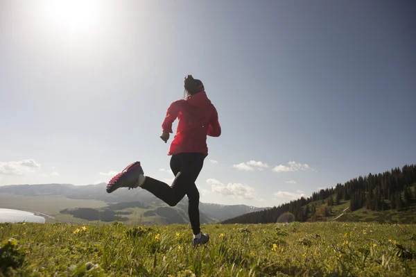 Fitness jovem mulher correndo — Fotografia de Stock