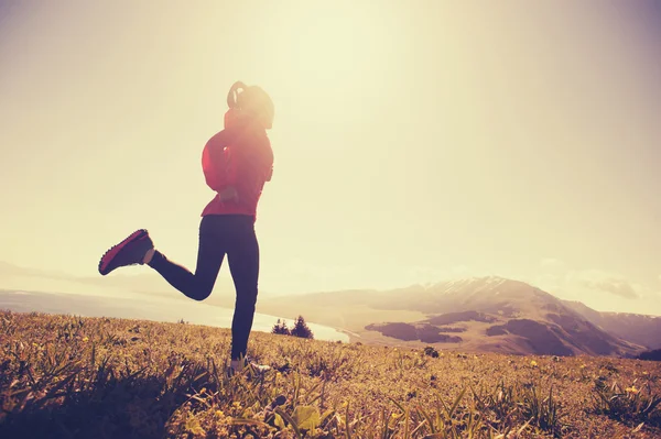 Fitness mujer joven corriendo —  Fotos de Stock