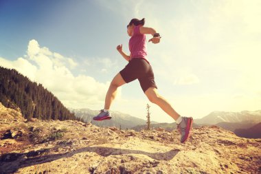Çalışan genç kadın iz runner