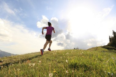 Çalışan genç kadın iz runner