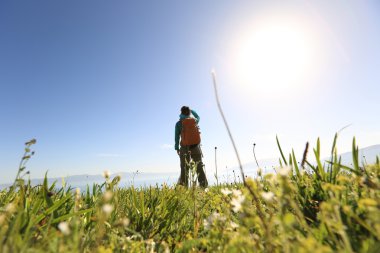 Başarılı kadın backpacker