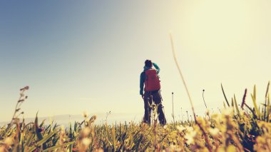 Başarılı kadın backpacker