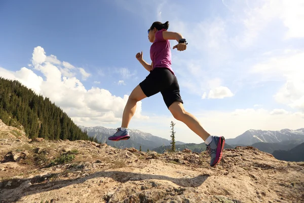 Ung kvinna trail runner kör — Stockfoto