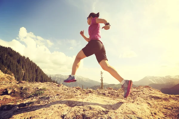 Young woman trail runner running — Stock Photo, Image