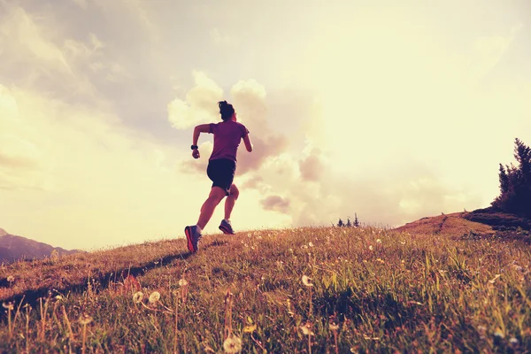 Ung kvinna trail runner kör — Stockfoto