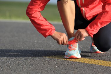 Kadın atlet bağlama ayakkabı bağı