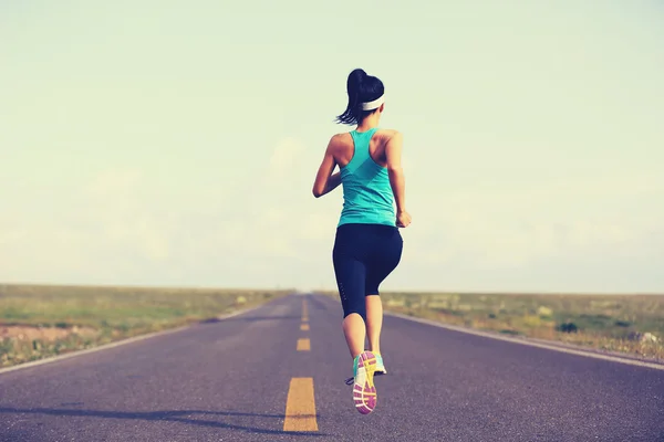 Joven corredor de fitness mujer corriendo — Foto de Stock