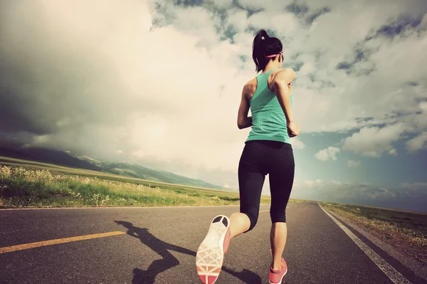 Jonge vrouw runner uitgevoerd — Stockfoto