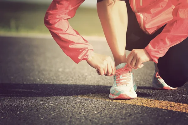 女子赛跑者绑鞋带 — 图库照片