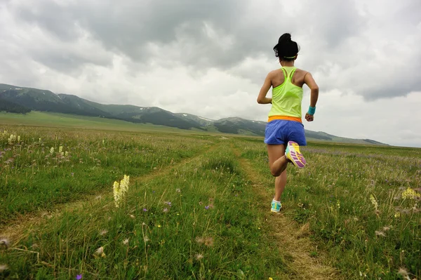 Çalışan genç kadın iz runner — Stok fotoğraf