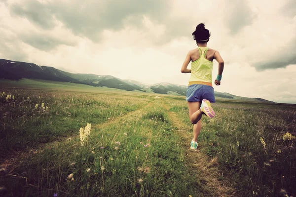 Jeune femme trail runner running — Photo