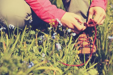 Kadın uzun yürüyüşe çıkan kimse bağlama ayakkabı bağı 