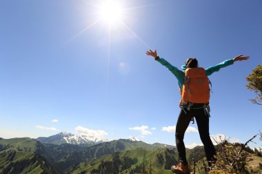 Başarılı kadın backpacker tezahürat 