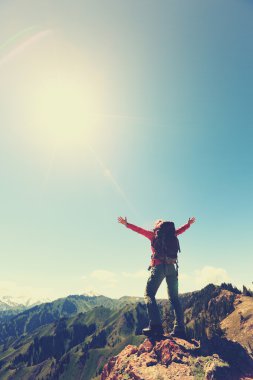 Başarılı kadın backpacker tezahürat 