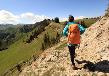 Genç kadın backpacker Hiking 