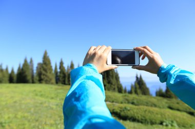 Eller smartphone ile fotoğraf çekme 