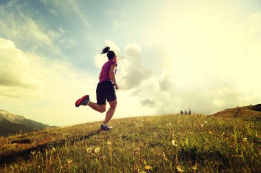 Sağlıklı genç kadın iz runner 