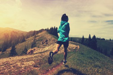 Sağlıklı genç kadın iz runner 