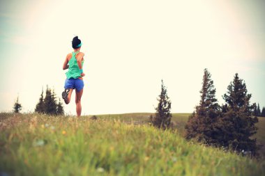 Sağlıklı genç kadın iz runner 