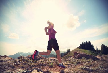 Sağlıklı genç kadın iz runner 