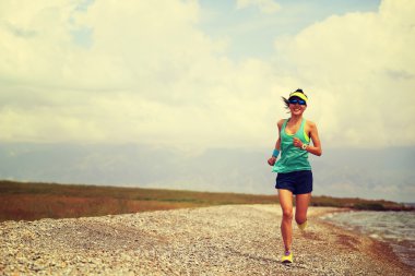 Fitness genç kadın iz runner 