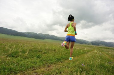 Sağlıklı yaşam tarzı genç kadın runner 