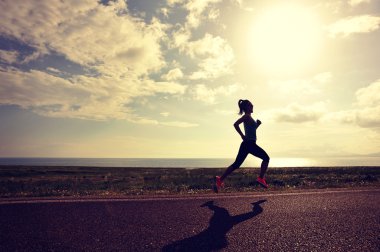 Sağlıklı yaşam tarzı genç kadın runner 