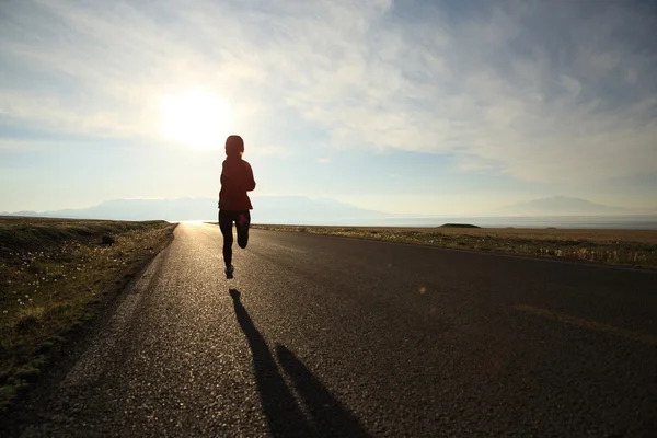 Young fitness woman runner running — Stock Photo, Image